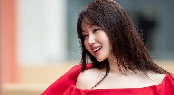 她用甜歌征服 90 年代，复出后再掀怀旧风暴