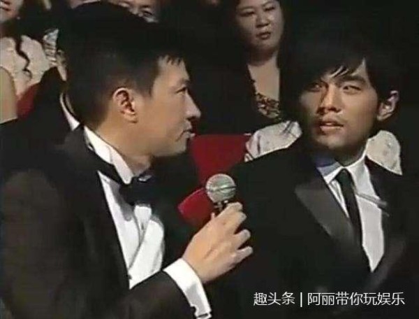 明星被采访到不想回答的问题时的反应：朱一龙太萌了，周董想打人