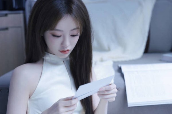 祝绪丹妆容精致。