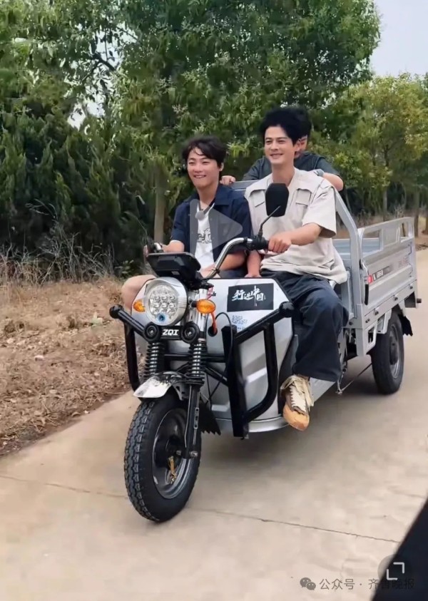 演员郭品超山东寻亲后血脉觉醒！回老家收麦子、骑“三蹦子”、生啃大葱