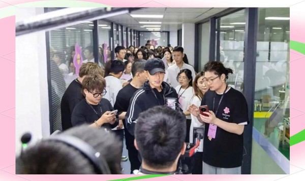 黄子韬跨界卫生巾：明星效应与行业变革