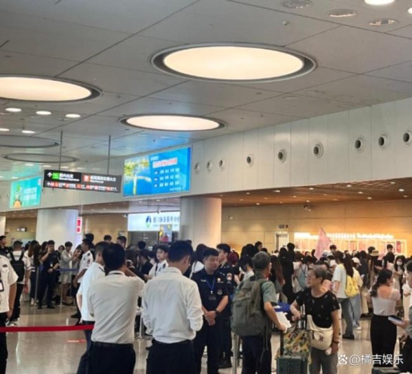 田栩宁机场接机人气 应激式鞠躬引热议