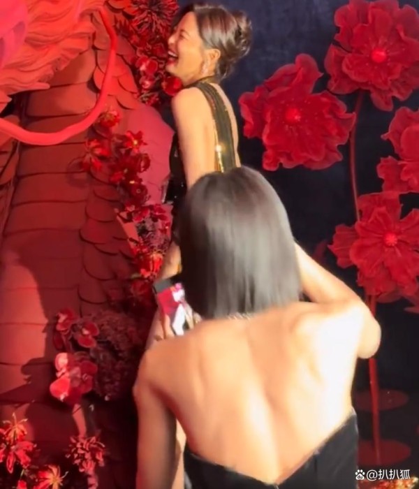 秦岚辛芷蕾互拍名场面刷屏：女明星的闺蜜情，真的比恋爱还甜？