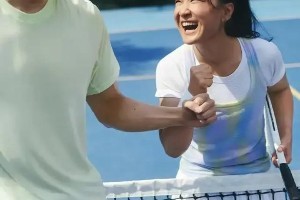 贾玲瘦身成功近照曝光 与汪顺打网球状态如何