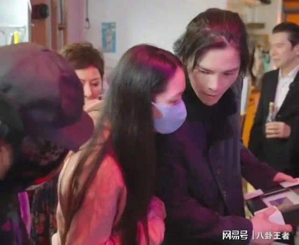 郭碧婷拼三胎挽回向佐！两人同框看展贴耳热聊，小腹隆起孕态十足