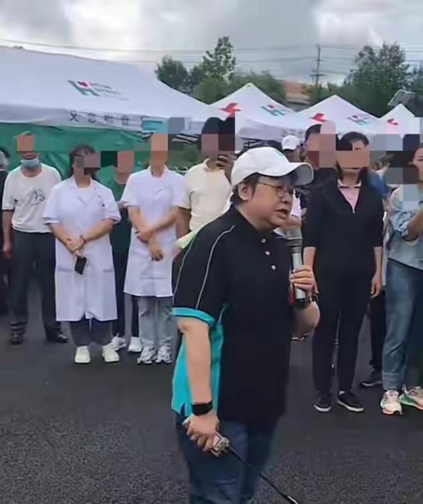 泪目！韩红现场呼吁医疗队为贫血大爷献血，韩庚带头让人绷不住了