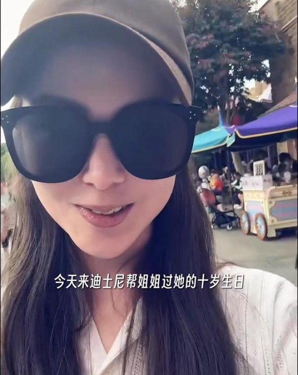 昆凌香港为女儿庆生，10岁Hathaway近照曝光，被打扮成公主好可爱