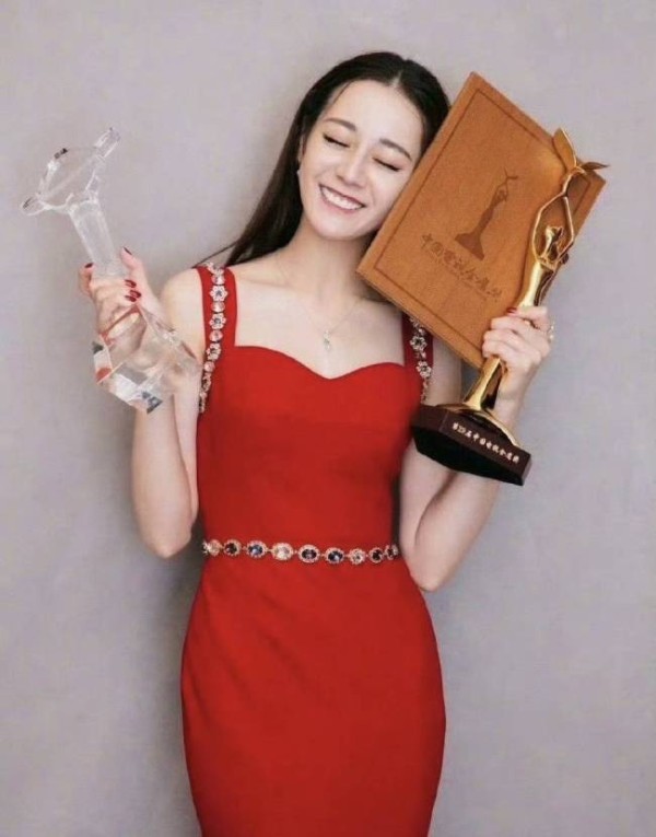迪丽热巴阿娜尔罕五一工程奖