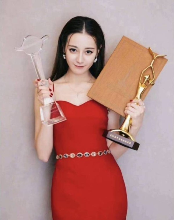 迪丽热巴阿娜尔罕五一工程奖 90后视后荣耀加冕