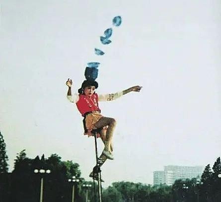 牛蓉出生于杂技世家