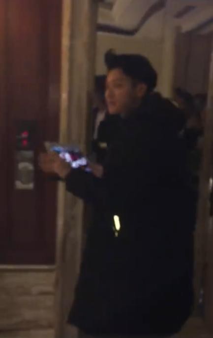 明星被同性粉丝表白什么反应 黄子韬遇热情男粉丝害羞到捂嘴偷笑
