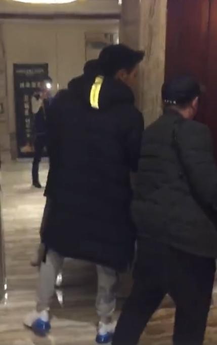 明星被同性粉丝表白什么反应 黄子韬遇热情男粉丝害羞到捂嘴偷笑