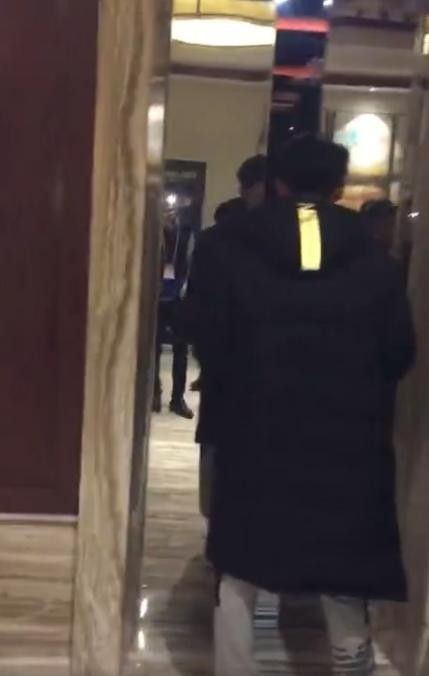 明星被同性粉丝表白什么反应 黄子韬遇热情男粉丝害羞到捂嘴偷笑