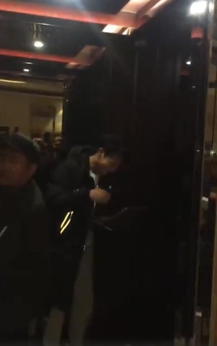 明星被同性粉丝表白什么反应 黄子韬遇热情男粉丝害羞到捂嘴偷笑