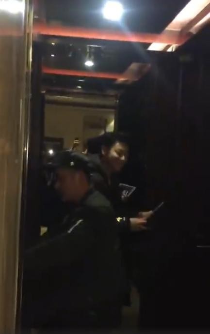 明星被同性粉丝表白什么反应 黄子韬遇热情男粉丝害羞到捂嘴偷笑