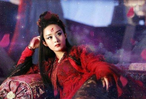 明星“黑化”需要啥？赵丽颖化妆，张一山眼神，而她只需一个微笑