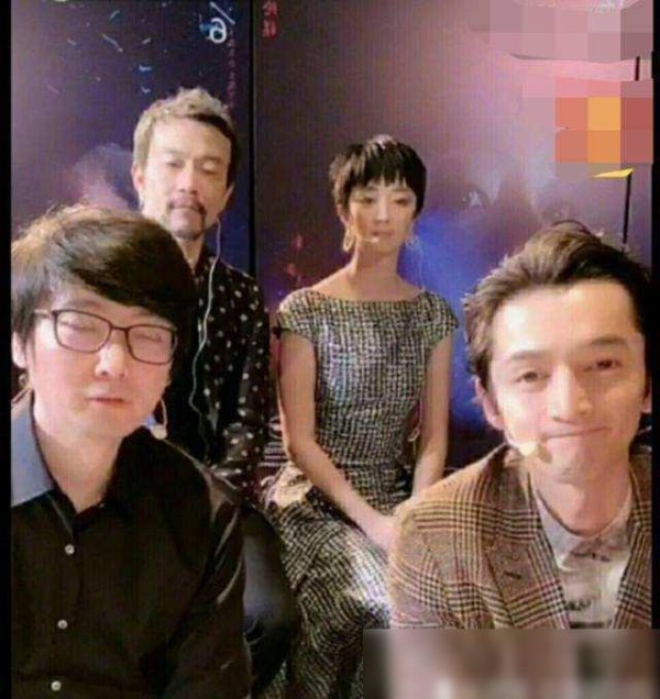 当明星遇到“网红滤镜”，胡歌发现后躲避镜头，李现浑然不知