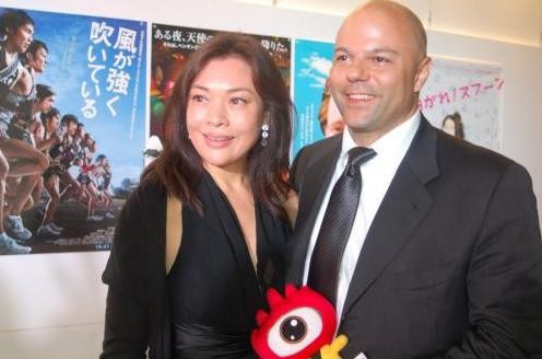 老戏骨打拼整整30年，收入却不足丈夫十分之一，今丈夫身价过亿