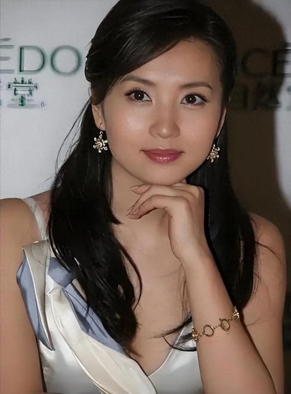 “万人迷”陈好：事业巅峰期激流勇退，结婚生子，11年后复出