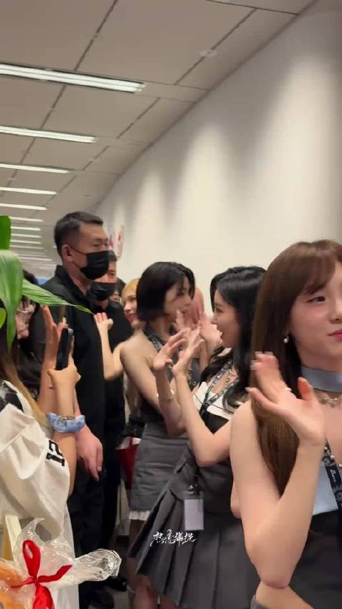 RED组合首秀扫楼李芊语生图甜度爆表