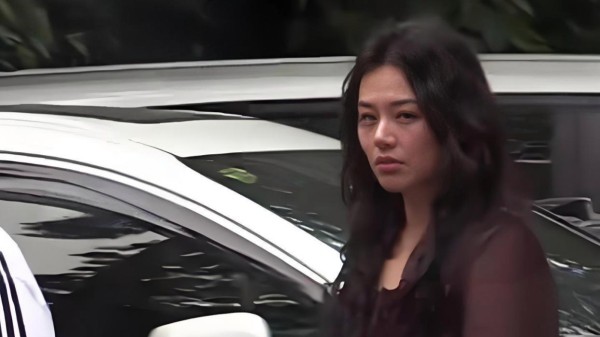 马思纯私服造型好邋遢：运动短裤脚踩拖鞋