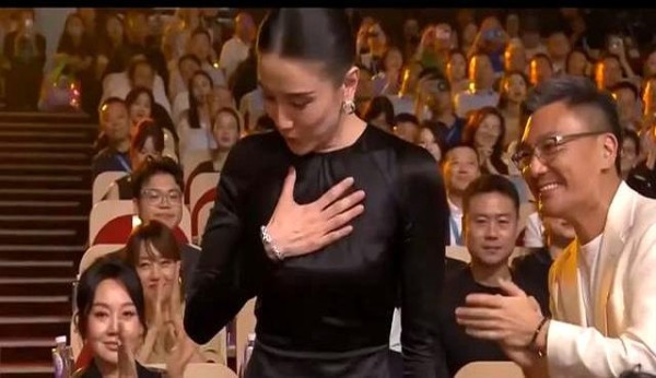 女艺人白玉兰陪跑的高情商发言 折射娱乐圈冷暖