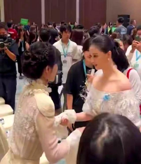 女艺人白玉兰陪跑的高情商发言 折射娱乐圈冷暖