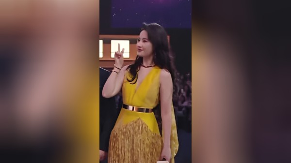 余承东刘亦菲合影演我追星！害羞到手都不知道该放哪