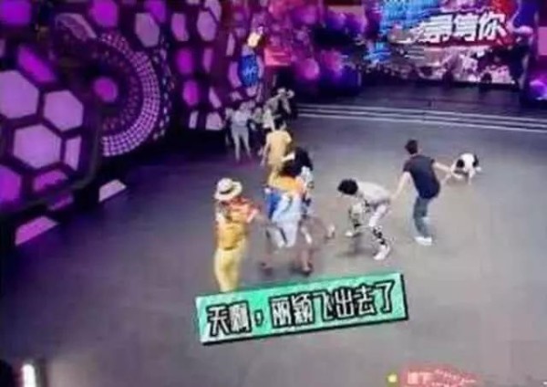 明星摔倒：柳岩双膝跪地，赵丽颖“飞出去”，而她则不幸身亡！