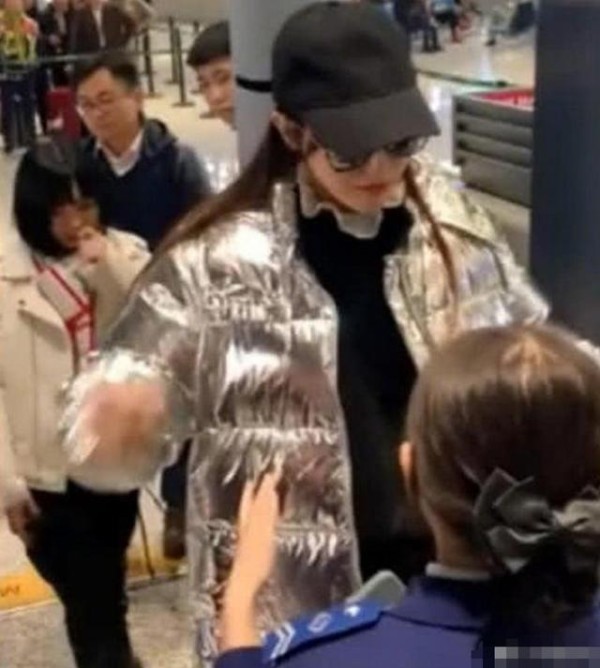网曝唐嫣搞特殊化，过安检不脱外套！真实情况其实是这样的？