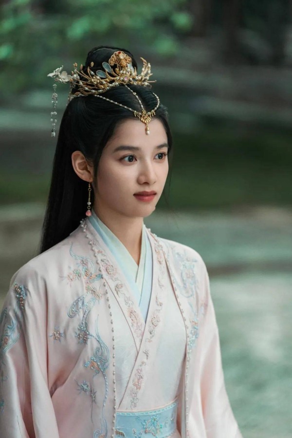 张婧仪与周也竞争激烈