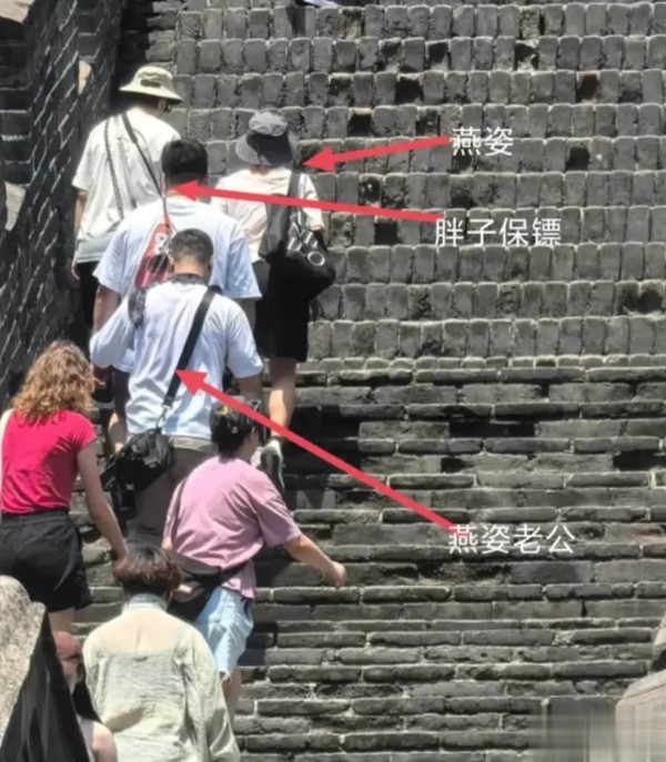 孙燕姿一家爬长城被偶遇，明星“家庭作业”成全民围观秀