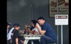 姚明现身休斯顿，在当地著名烧烤店用餐