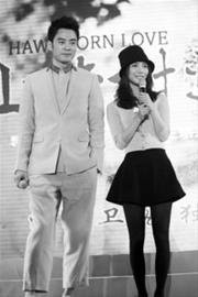 李光洁（左）、王珞丹()出席《山楂树之恋》(电视剧版 电影版)发布会 晨报图片