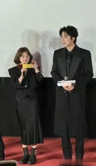 《珠帘玉幕》发布会赵露思造型受热议，王梓薇赵丽颖合照甜度爆表