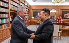 金正恩哀悼6000余名士兵牺牲，跪地致哀