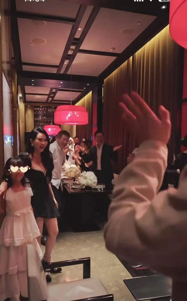 伊能静秦昊合影