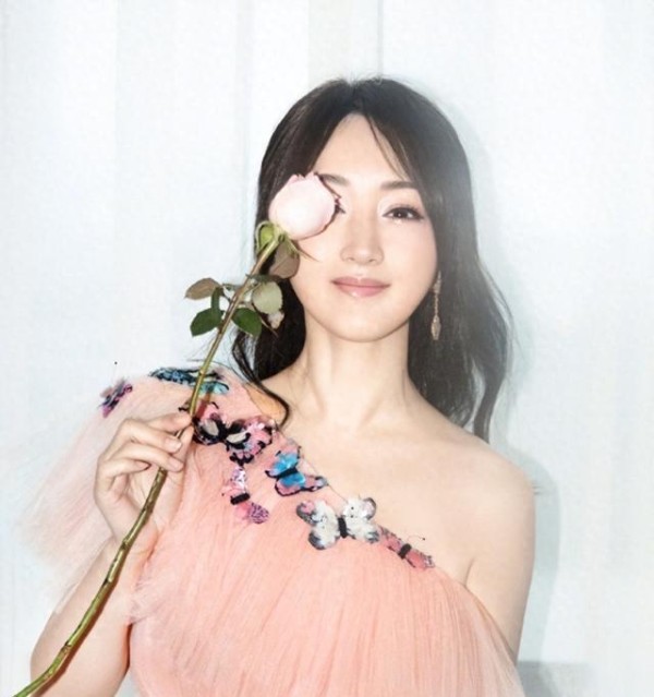 甜歌皇后杨钰莹：从巅峰隐退到冻龄复出，53岁活成人生赢家