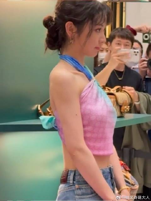 田曦薇真是快乐小狗!活动超开朗大方