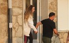无法接受！若塔妻子离开殡仪馆时形容憔悴，需要搀扶