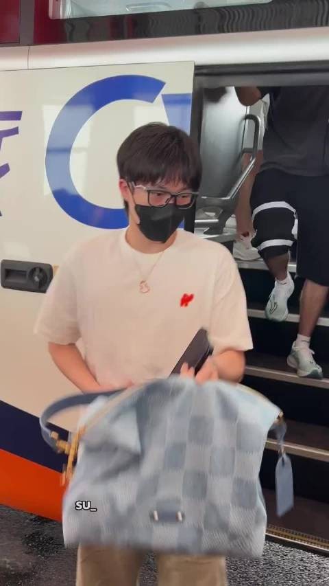 王楚钦戴的眼镜挺有特点，头哥果然是个小潮人