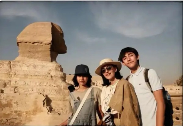 历史探秘：在娱乐圈的浩瀚星河里，明星子女的成长轨迹总是备受瞩目。人们不禁好奇，那些出生便自带光环的星二代，在聚光灯的背后，将如何开启独一无二的人生篇章？
 
1月22日，一条温馨动态悄然在网络上掀起波澜。刘烨的妻子，气质独特的@Anais安娜二当家323 ，在社交平台分享了一组照片，瞬间吸引无数目光。照片里，是他们的女儿迎来13岁生日的珍贵瞬间，每一张都承载着成长的印记。
 
安娜饱含深情地写下：...