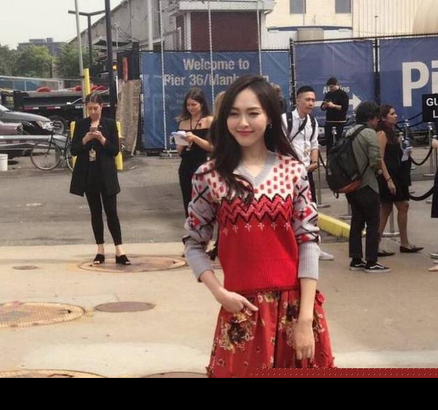 好闺蜜相聚纽约时装周！唐嫣、杨幂一红一黑谁更美？