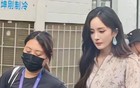 杨幂重庆参加电影节，被热到全程冷脸，失去表情管理