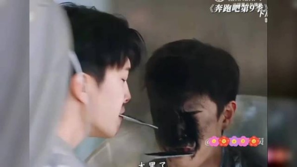 李昀锐脸黑果然显牙白