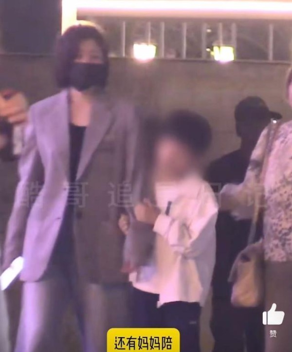 陈妍希优雅离婚三个月，温馨陪伴萌娃显幸福，四十岁依然光彩照人