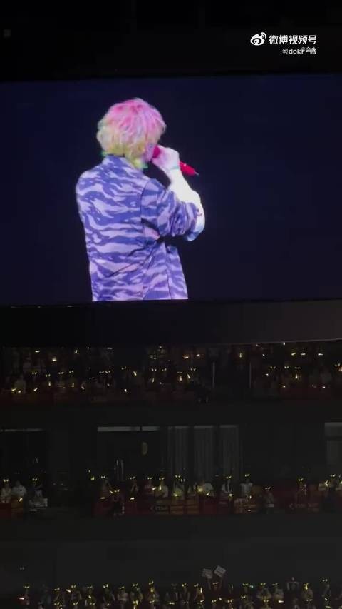 没有一个追星女看到这个视频会不流泪，一句“照顾好她”鹿晗天下第一会