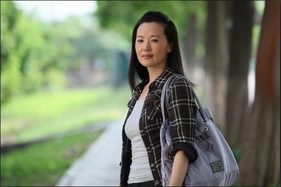 她是陈道明的红颜知己，2亿身家不争不抢，后嫁给王菲的初恋