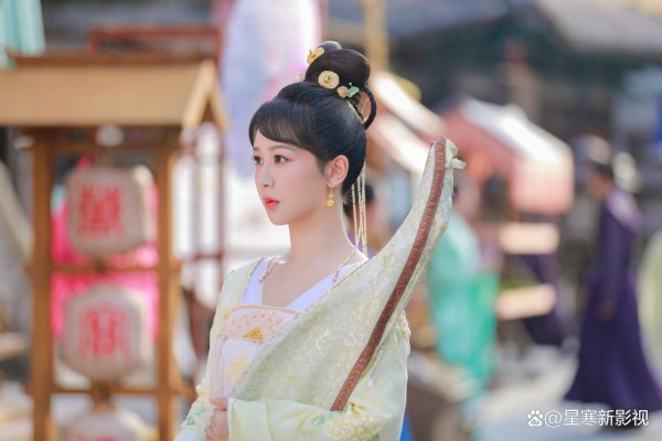 杨紫颜值重回巅峰，杂志封面美出新高度，将强势开启时尚新赛道！