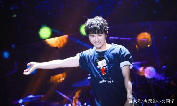 周深和萨顶顶的合唱受到音乐评论家丁太升的批评，这太直接了